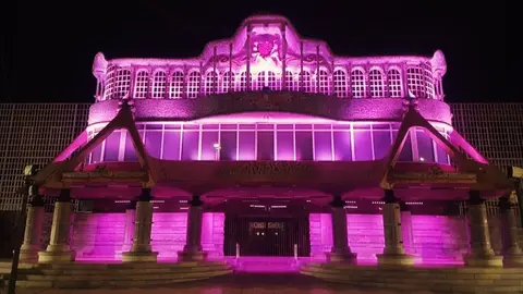 La fachada principal de la Asamblea Regional de Murcia iluminada de color rosa por el D&iacute;a Mundial contra el C&aacute;ncer de Mama