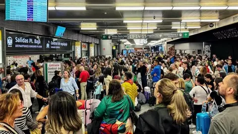 Cientos de personas en la estaci&oacute;n madrile&ntilde;a de Atocha (foto: EP)