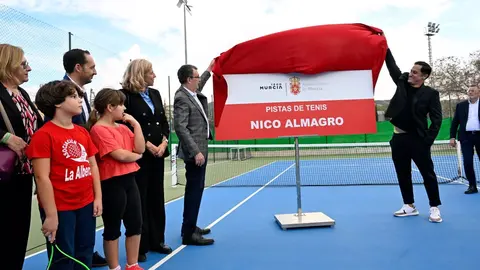 El tenista Nico Almagro y el alcalde de Murcia, Jos&eacute; Ballesta, descubren el nombre de las nuevas pistas de tenis de La Alberca (foto: Ayuntamiento de Murcia)