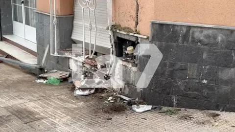 Estado del muro de una vivienda en Algezares tras el choque de un veh&iacute;culo (foto: La 7)