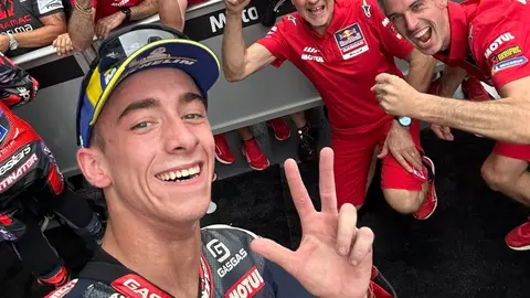 Pedro Acosta celebra su tercer puesto en el GP de Tailandia en Moto GP (foto: @Tech3Racing en X)