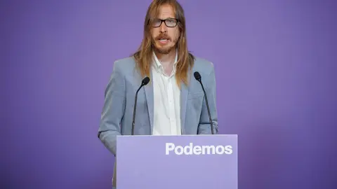 El secretario de Organizaci&oacute;n y Portavoz de Podemos, Pablo Fern&aacute;ndez, durante una rueda de prensa