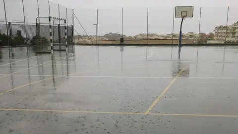 Foto de archivo de un d&iacute;a lluvioso en las instalaciones deportivas de un colegio (foto: Agencias)
