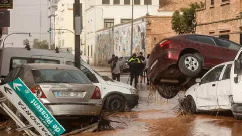 Veh&iacute;culos destrozados tras el paso de la DANA por el barrio de La Torre de Valencia, a 30 de octubre de 2024 (foto:EP)