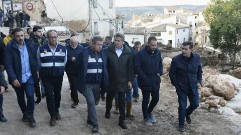 El presidente del Partido Popular, Alberto N&uacute;&ntilde;ez Feij&oacute;o, junto al presidente de Castilla-La Mancha, Emiliano Garc&iacute;a-Page, en su visita al municipio de Letur (foto: EP)