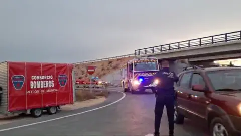 Efectivos de emergencias rumbo a Valencia (foto: La 7)