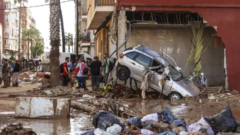 Varias personas limpian los estragos ocasionados por la DANA en la Comunidad Valenciana