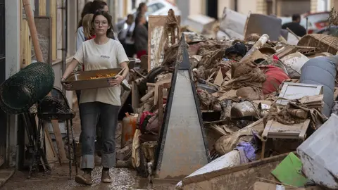 Varias personas colaboran en las labores de limpieza