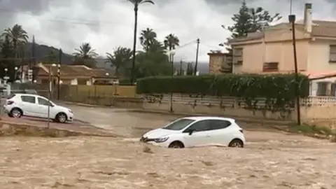 Coche arrastrado por el agua en Mazarr&oacute;n