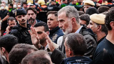El Rey Felipe VI durante su visita a una zona afectada por la DANA