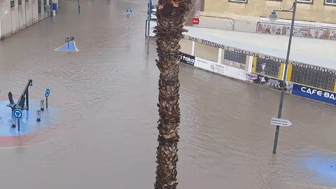 Imagen de una de las rotondas del municipio de Mazarr&oacute;n totalmente inundada (foto: @Vicente_Capape en X)