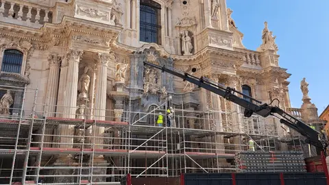 El andamio utilizado para reformar el imafronte de la Catedral de Murcia est&aacute; siendo retirado (foto: La 7)