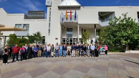 Minuto de silencio convocado por el Ayuntamiento de Molina de Segura en se&ntilde;al de luto por el fallecimiento de una vecina, Antonia L&oacute;pez, en Letur por la DANA (foto: Ayuntamiento de Molina de Segura)