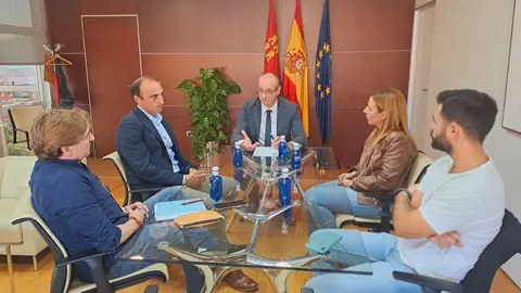 El consejero de Educaci&oacute;n y Formaci&oacute;n Profesional, V&iacute;ctor Mar&iacute;n, reunido con el equipo directivo del centro y la concejala de Educaci&oacute;n del Ayuntamiento de San Javier - CARM