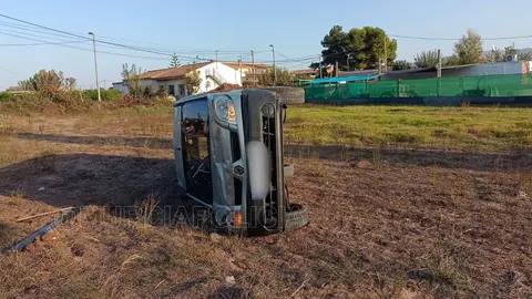 Imagen del estado en el que qued&oacute; el veh&iacute;culo tras volcar (foto: Polic&iacute;a Local)