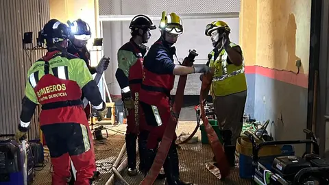 Efectivos del dispositivo de ayuda de la Regi&oacute;n de Murcia trabajan en labores de reconstrucci&oacute;n de calles y s&oacute;tanos anegados por la DANA