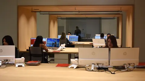 Trabajadores de &Aacute;valam, en las instalaciones de la entidad