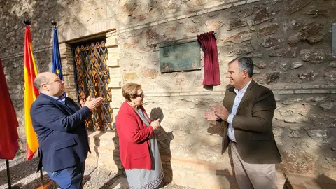 El consejero, Juan Mar&iacute;a V&aacute;zquez, junto a Julia Musso, biznieta de Jos&eacute; Musso, durante el descubrimiento de la placa conmemorativa.

Declaraciones del consejero, Juan Mar&iacute;a V&aacute;zquez sobre el acto homenaje a Jos&eacute;  Musso