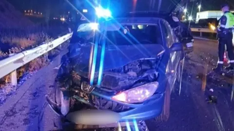 Uno de los veh&iacute;culos implicados en el accidente queda totalmente destrozado (foto: 112)