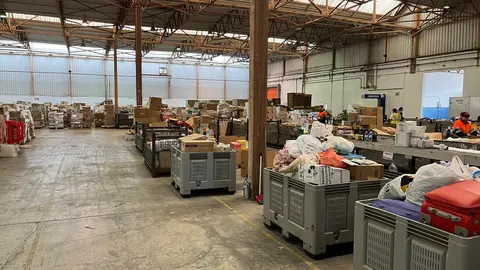 Interior de la nave puesta a disposici&oacute;n por parte de Mercadona a la Conselleria de Servicios Sociales para la canalizaci&oacute;n de donaciones