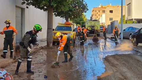 Miembros del dispositivo de la Regi&oacute;n trabajan en la limpieza de barro de las calles de Paiporta (foto: CARM)
