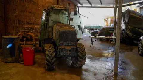 Un tractor lleno de barro en Valencia (foto: EP)