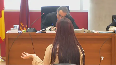 Marta, la pareja del joven fallecido Kevin, cuenta en el juzgado lo que ocurri&oacute; en aquella fat&iacute;dica noche en Jumilla (foto: La 7)