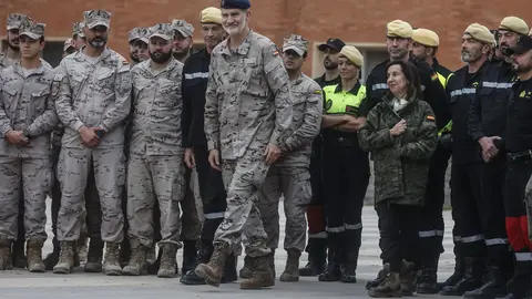 El Rey Felipe VI visita la base de B&eacute;tera donde se encuentran militares desplegados en las zonas afectadas por la DANA del 29 de octubre que afect&oacute; localidades de la provincia de Valencia (foto: EP)