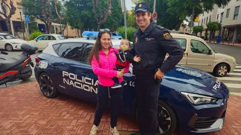 El agente junto a la madre y el beb&eacute; que salv&oacute; tras atragantarse