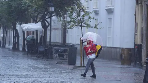 Transeuntes bajo sus paraguas durante la lluvia (foto: EP)