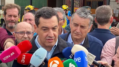 El presidente de la Junta, Juanma Moreno, atiende a los medios en la localidad malague&ntilde;a de Benamargosa  (foto: EP)