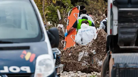 Agentes de la Polic&iacute;a Cient&iacute;fica y trabajadores de la Direcci&oacute;n General de Justicia tras encontrar un cuerpo en la localidad valenciana de Sedav&iacute; (foto: EP)
