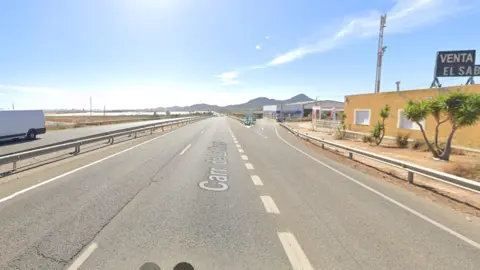 Punto exacto en el que se habr&iacute;a producido el accidente m&uacute;ltiple de la RM-12, que se ha saldado con la muerte de dos mujeres (foto: Google Maps)