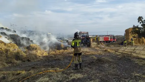 Un efectivo del CEIS trabaja en la extinci&oacute;n del incendio declarado en un terreno agr&iacute;cola en Alhama de Murcia (foto: CEIS Regi&oacute;n de Murcia)
