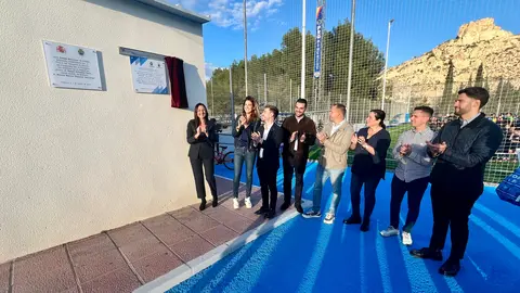 La consejera de Turismo, Cultura, Juventud y Deportes, Carmen Conesa, y la alcaldesa de Archena, Patricia Fern&aacute;ndez, reinauguran el campo de f&uacute;tbol 7 del Polideportivo municipal tras la obras de modernizaci&oacute;n realizadas