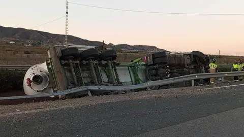 Cami&oacute;n volcado en la A-7 en Puerto Lumbreras
