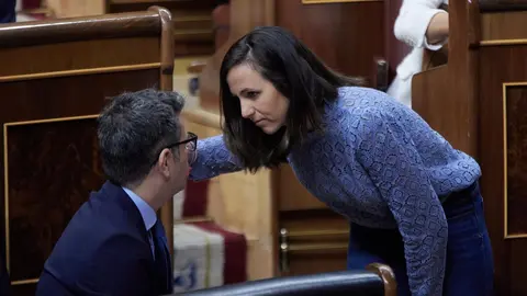 El ministro de Presidencia, F&eacute;lix Bola&ntilde;os, y la secretaria general de Podemos, Ione Belarra, conversan durante una sesi&oacute;n plenaria en el Congreso de los Diputados (foto: EP)