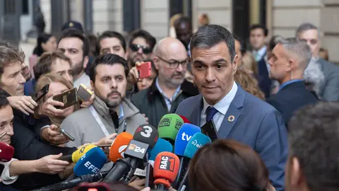 El presidente del Gobierno, Pedro S&aacute;nchez, atiende a los medios de comunicaci&oacute;n (foto: EP)