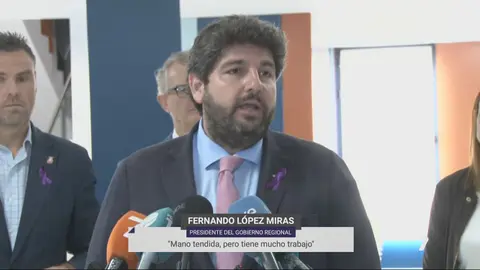Fernando L&oacute;pez Miras, presidente de la Regi&oacute;n de Murcia, tiende la mano a la nueva ministra Sara Aagesen (foto: La 7)