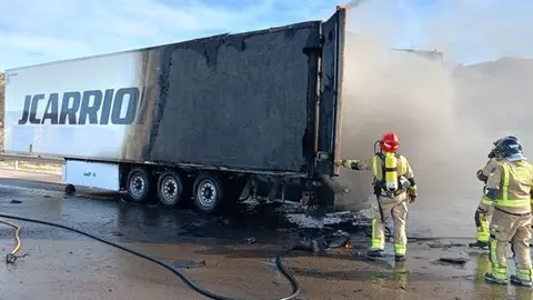 Los bomberos apaga el incendio de un cami&oacute;n en la AP-7, a la altura del peaje situado en el municipio de Mazarr&oacute;n (foto: Bomberos CEIS)