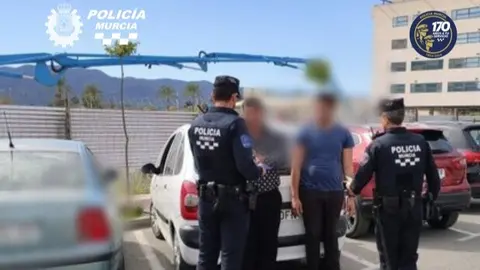 Polic&iacute;a Local de Murcia detiene a aparcacoches (foto: @MurciaPolicia)
