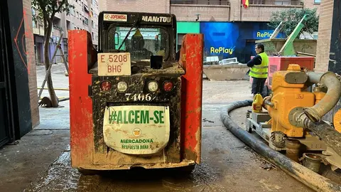Maquinaria limpiando las calles afectadas por la DANA en Catarroja