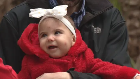 Helia, una beb&eacute; de 13 meses diagnosticada con paraplejia esp&aacute;stica (foto: La 7)