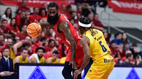 Howard Sant-Roos controla el bal&oacute;n frente a Albicy
