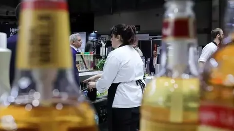Trabajadora de hosteler&iacute;a durante su horario laboral (foto: EP)