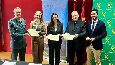 De izquierda a derecha, el coronel de la Guardia Civil, la delegada del Gobierno, la consejera Carmen Conesa, el obispo de la Di&oacute;cesis de Cartagena y el director general de Patrimonio Cultural, con los documentos recuperados (foto: CARM)