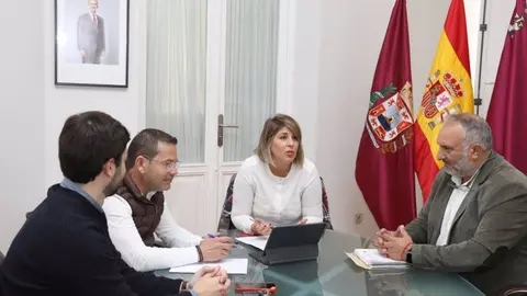 La alcaldesa de Cartagena, Noelia Arroyo, reunida con el presidente de la Federaci&oacute;n de Cofrad&iacute;as de Pescadores de la Regi&oacute;n, Bartolom&eacute; Navarro