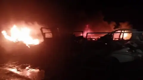 Incendio declarado en un desguace de veh&iacute;culos en Fuente &Aacute;lamo (foto: 112)