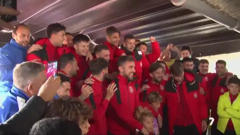 Los jugadores de la Deportiva Minera celebran su emparejamiento con el Real Madrid en la Copa del Rey (foto: La7)