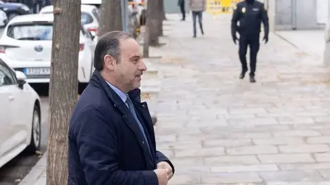 El exministro de Transportes, Jos&eacute; Luis &Aacute;balos, a su llegada a declarar como imputado por el 'caso Koldo', en una foto de archivo (foto: EP)